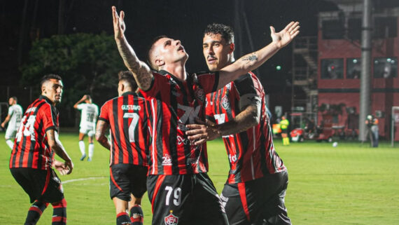 Ex-Cruzeiro e América, Renato Kayser celebra gol pelo Vitória contra o Vasco (foto: Victor Ferreira / EC Vitória)