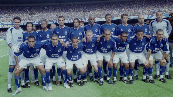 Time do Cruzeiro em 2003 (foto: Paulo Filgueiras/Estado de MIna)