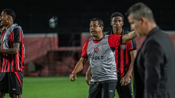 Treinador do Vitória passa comandos para a equipe (foto: Divulgação/Vitória)