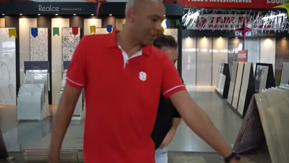 Alex Silva trabalha como vendedor de pisos (foto: Reprodução/YouTube/Cartoloucos)