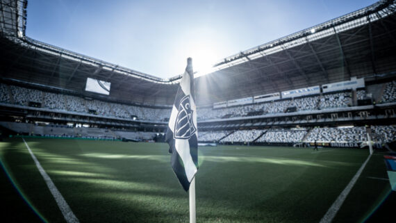 Bandeira de escanteio com símbolo do Atlético na Arena MRV (foto: Pedro Souza/Atlético)
