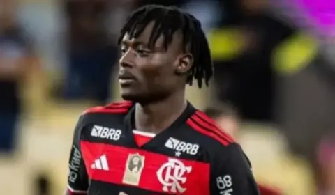 Flamengo libera atacante nigeriano para fechar com clube da Ucrânia