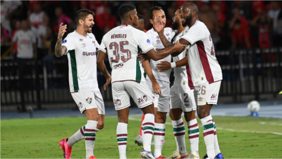 Jogadores do Fluminense em duelo com América de Cali pela Sul-Americana (foto: OSWALDO PAEZ / AFP)