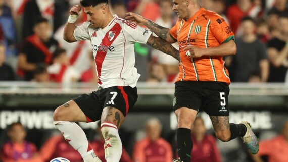 Adam Bareiro em campo pelo River Plate (foto: ALEJANDRO PAGNI/AFP - 2/11/2024)
