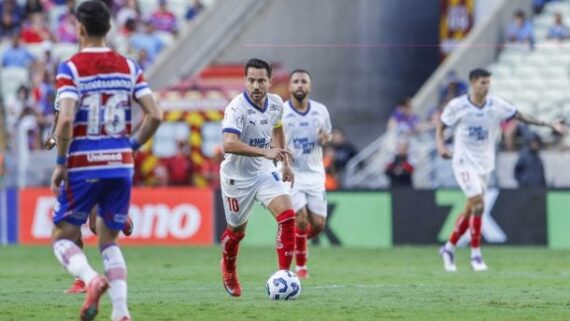 Everton Ribeiro leva o Bahia ao ataque. Foi dele o gol de seu time no 1 a 1 com o Fortaleza, fora de casa (foto: Foto: Rafael Rodrigues/ECBahia)