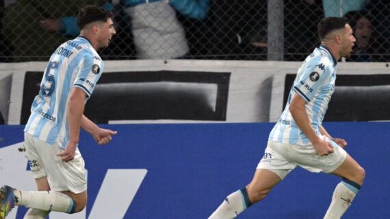 Jogadores do Racing comemoram gol em partida da Libertadores (foto: JUAN MABROMATA / AFP)