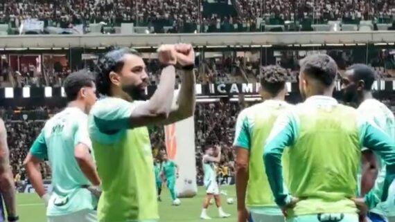 Gabigol provocou a torcida do Atlético na Arena MRV (foto: Reprodução/Amazon Prime Video)