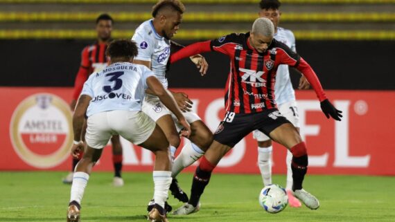 Vitória perdeu para Universidad Católica-EQU na Sul-Americana (foto: ARMANDO PRADO/AFP)
