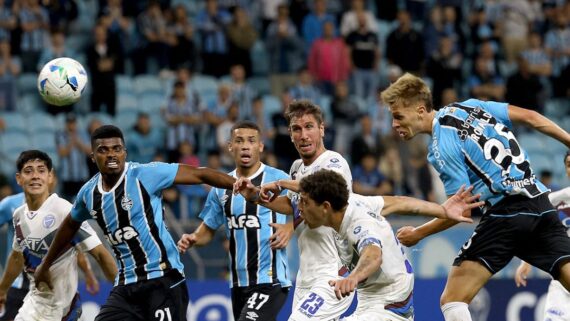 Lance do jogo entre Grêmio e Godoy Cruz pela Copa Sul-Americana (foto: SILVIO AVILA / AFP)