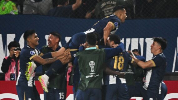 Jogadores do Alianza Lima comemoram gol contra o Grêmio na Sul-Americana (foto: ERNESTO BENAVIDES / AFP)