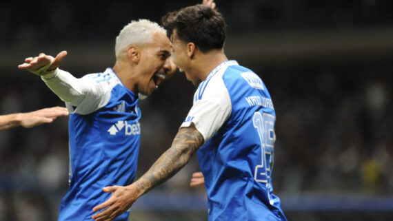 Matheus Pereira e Kaio Jorge comemoram gol em vitória do Cruzeiro sobre o Grêmio, no Mineirão, pelo Brasileirão (foto: Alexandre Guzanshe/EM/D.A. Press)
