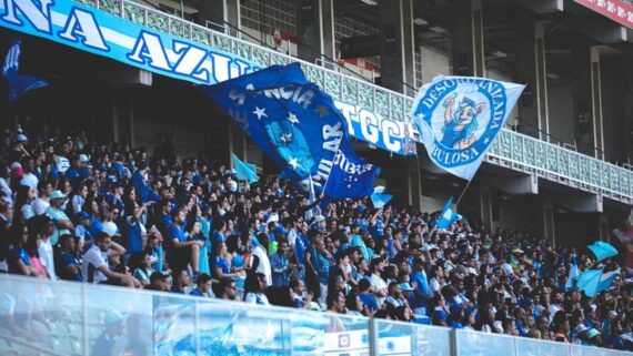 Torcida do Cruzeiro no Independência em jogo do time feminino (foto: Gustavo Martins/ Cruzeiro)
