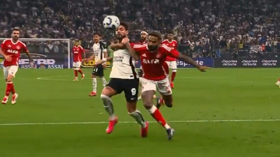 Lance envolvendo Yuri Alberto e Wesley (foto: Reprodução Prime Video)