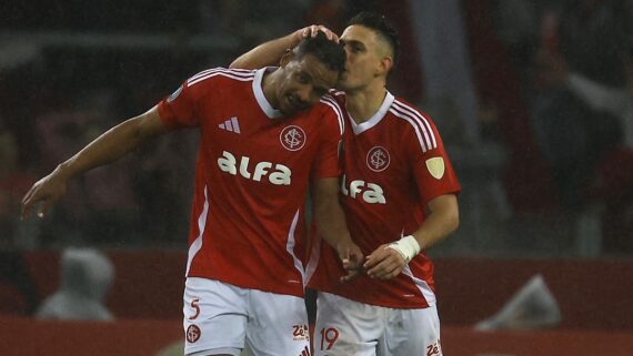 Borré (direita) comemora com Fernando (esquerda) gol pelo Inter sobre o Bahia na Libertadores (foto: SILVIO AVILA/AFP)