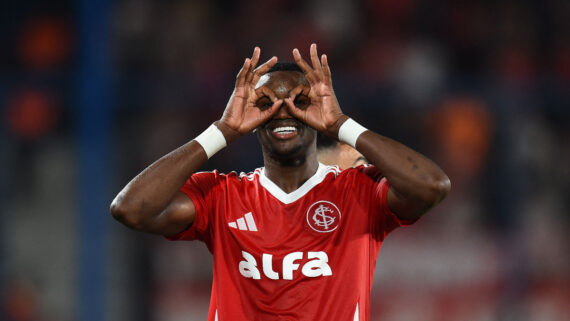 Ricardo Mathias comemora gol pelo Internacional na Libertadores (foto: DANTE FERNANDEZ / AFP)