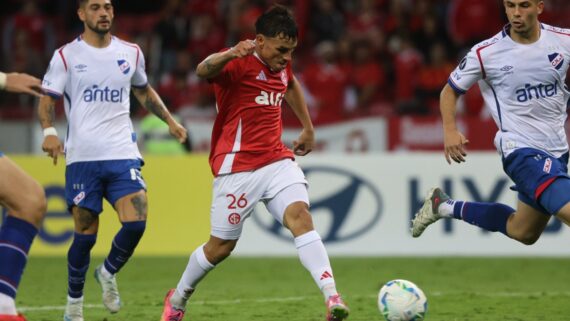 Lance do jogo entre Internacional e Nacional pela Copa Libertadores (foto: Ricardo Duarte / Internacional)