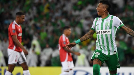 Billy Arce celebra gol contra o Internacional na Copa Libertadores (foto: Jaime SALDARRIAGA / AFP)