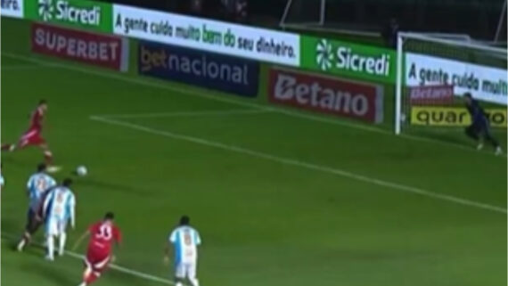 Momento em que Alan Patrick cobra pênalti em Maracanã x Internacional (foto: Reprodução)