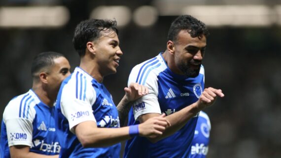 Kaio Jorge e Fabrício Bruno celebrando gol do Cruzeiro na Arena MRV (foto: Edésio Ferreira/EM/DA Press)