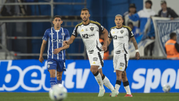 Vitor Hugo (ao centro da foto) observa bola durante duelo entre Godoy Cruz e Atlético pela Sul-Americana (foto: Pedro Souza/Atlético)