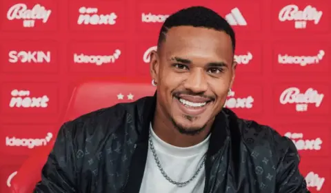 John, ex-Botafogo, é anunciado pelo Nottingham Forest