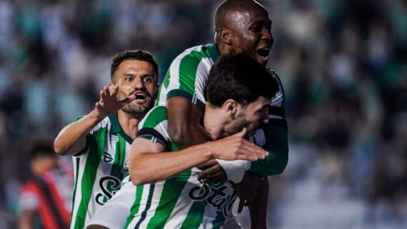 Jogadores do Juventude comemoram gol (foto: Fernando Alves/ECJ)