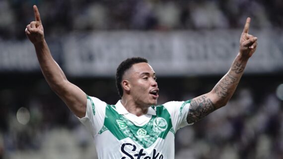 Mandaca ergue os braços em comemoração (foto: Fernando Alves/ECJ)