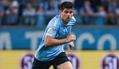 Kannemann participa de baile beneficente no RS e emociona fãs