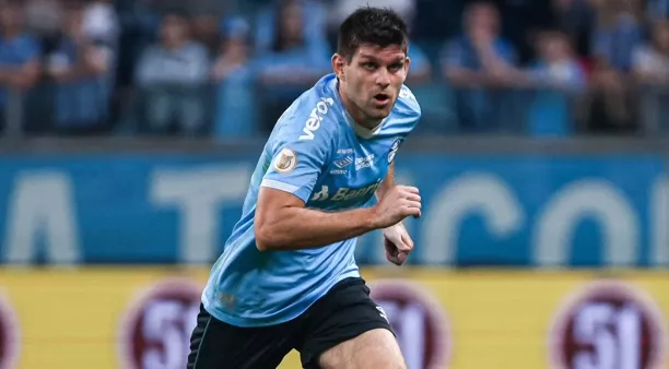 Kannemann participa de baile beneficente no RS e emociona fãs