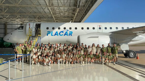 Jogadoras do Palmeiras posadas para foto em frente ao avião cedido pela presidente Leila Pereira para o confronto com o Cruzeiro, pela semifinal do Brasileiro Feminino (foto: Reprodução/Instagram)