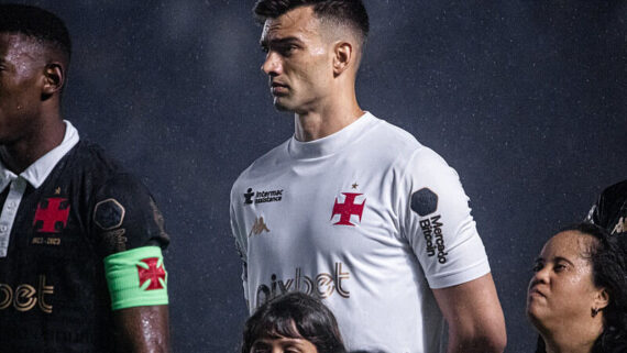 Léo Jardim com a camisa branca (foto: Foto: Leandro Amorim/Vasco)