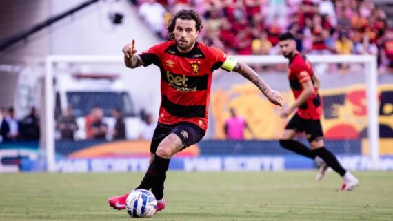 Lucas Lima conduz a bola com o pé esquerdo (foto: Paulo Paiva/Sport)