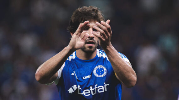 Lucas Silva, volante do Cruzeiro, em jogo pelo Campeonato Brasileiro (foto: Gustavo Martins/Cruzeiro)