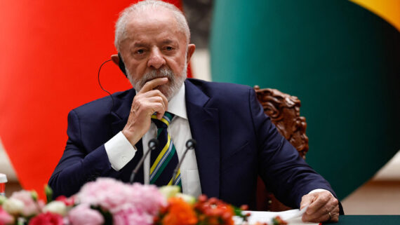 Presidente Lula durante visita oficial à China (foto: TINGSHU WANG/AFP)