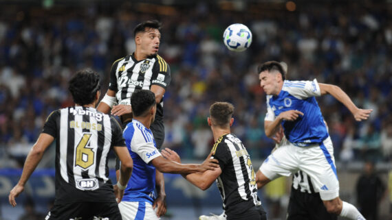 Jogadores de Atlético e Cruzeiro em duelo no Mineirão (foto: Alexandre Guzanshe/EM/D.A Press)