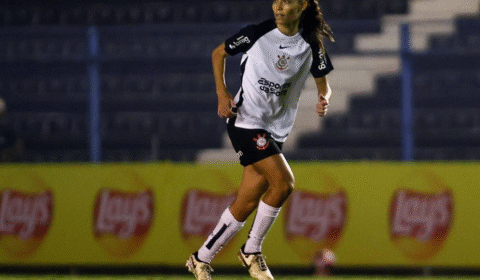 Meia contratada nesta temporada faz sua primeira partida como titular do Corinthians Feminino