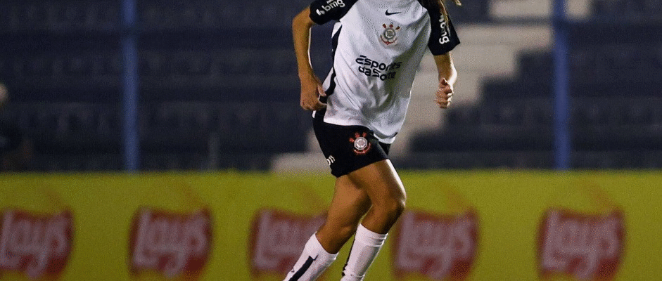 Meia contratada nesta temporada faz sua primeira partida como titular do Corinthians Feminino