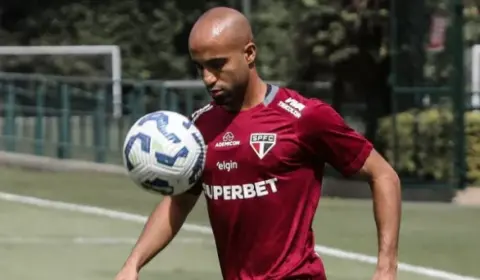 Meia realiza artroscopia no joelho e deve reforçar o São Paulo no mata-mata da Libertadores