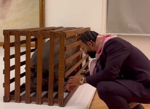 Memphis Depay perto de porco enjaulado - (foto: Divulgação/Memphis Depay)