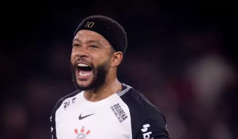 Memphis detona gramado sintético após vitória do Corinthians sobre Athletico-PR: ‘Mata o jogo’