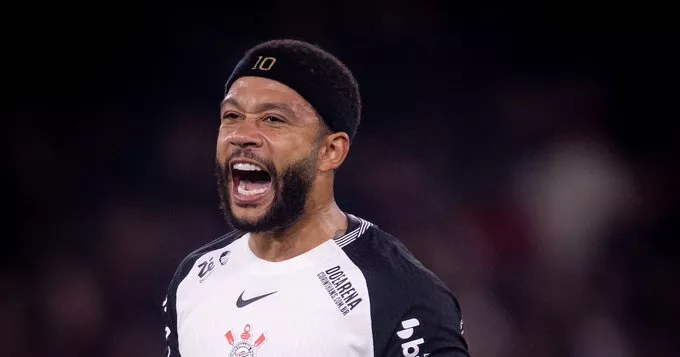 Memphis detona gramado sintético após vitória do Corinthians sobre Athletico-PR: ‘Mata o jogo’