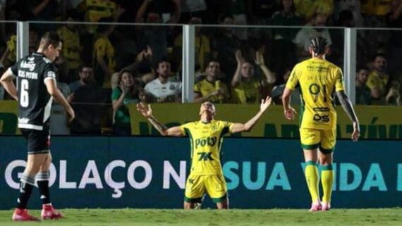 Jogadores do Mirassol comemoram gol diante do Vasco, no Maião (foto: Foto: JP Pinheiro/Agência Mirassol)