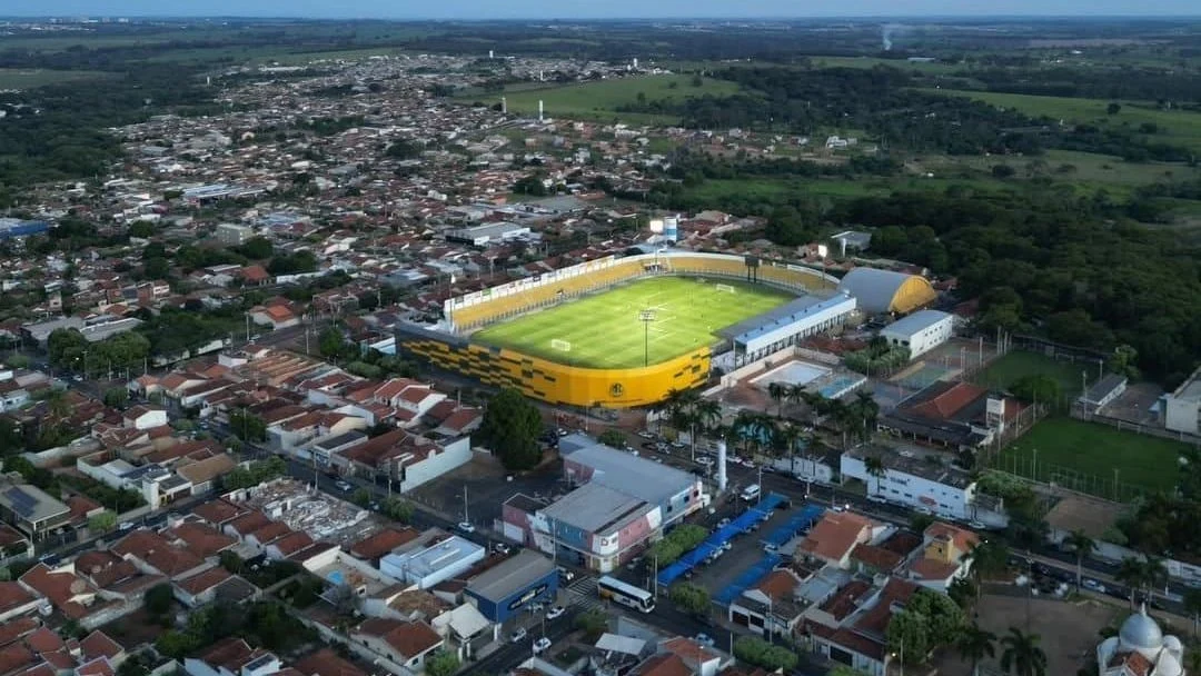 Estádio Maião em destaque em meio às residências em Mirassol - (foto: Divulgação/ Prefeitura de Mirassol) Estádio Maião em destaque em meio às residências em Mirassol - (foto: Divulgação/ Prefeitura de Mirassol)