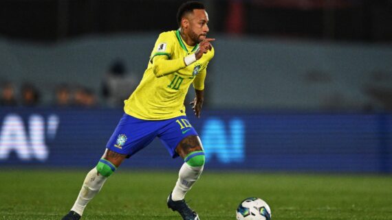 Neymar em campo pela Seleção Brasileira (foto: Eitan ABRAMOVICH / AFP)