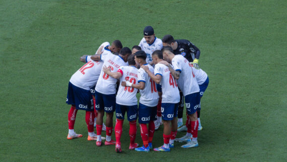 Jogadores do Bahia reunidos em campo antes de duelo pelo Brasileiro (foto: Rafael Rodrigues/EC Bahia)