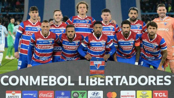 Time do Fortaleza perfilado antes de jogo da Libertadores (foto: JUAN MABROMATA / AFP)