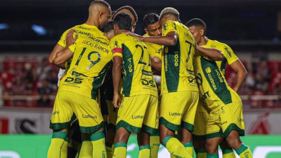 Jogadores do Mirassol reunidos antes de duelo pelo Campeonato Paulista (foto: JP Pinheiro/Agência Mirassol)