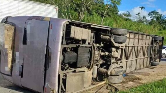 Acidente com ônibus que levava torcida organizada do Bahia até Recife (foto: PRF)