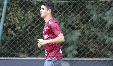 Oscar volta a correr no São Paulo após lesão nas costas