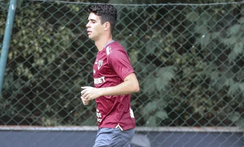 Oscar volta a correr no São Paulo após lesão nas costas